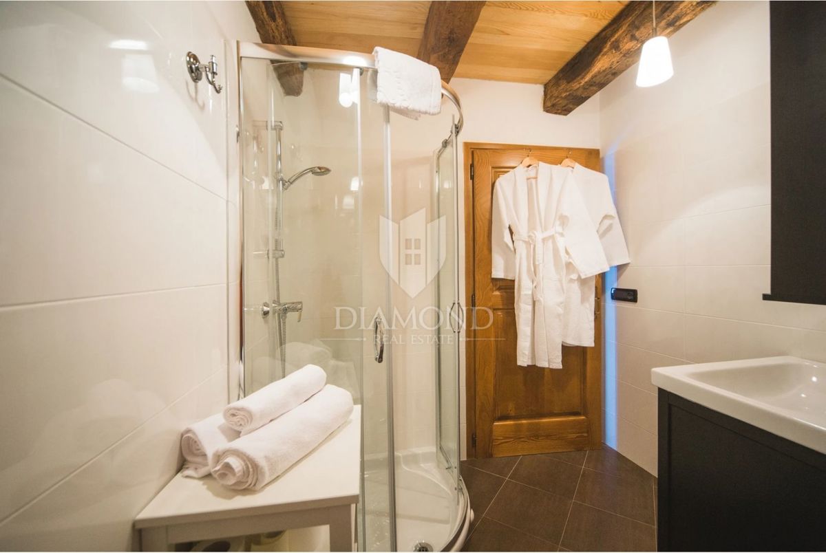 Istria, Oprtalj - Casa con 3 Appartamenti e Spazio Commerciale