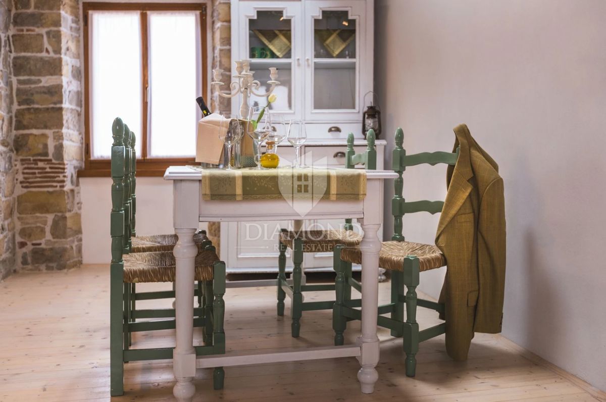 Istria, Oprtalj - Casa con 3 Appartamenti e Spazio Commerciale