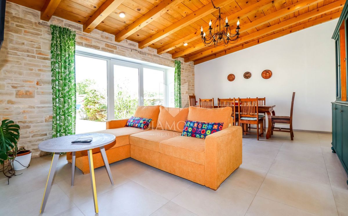 Rovigno, dintorni, casa in pietra con piscina