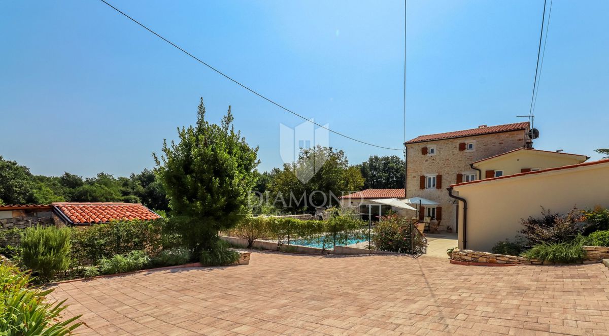 Rovigno, dintorni, casa in pietra con piscina
