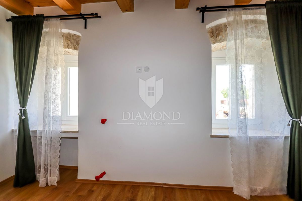 Rovigno, dintorni, casa in pietra con piscina