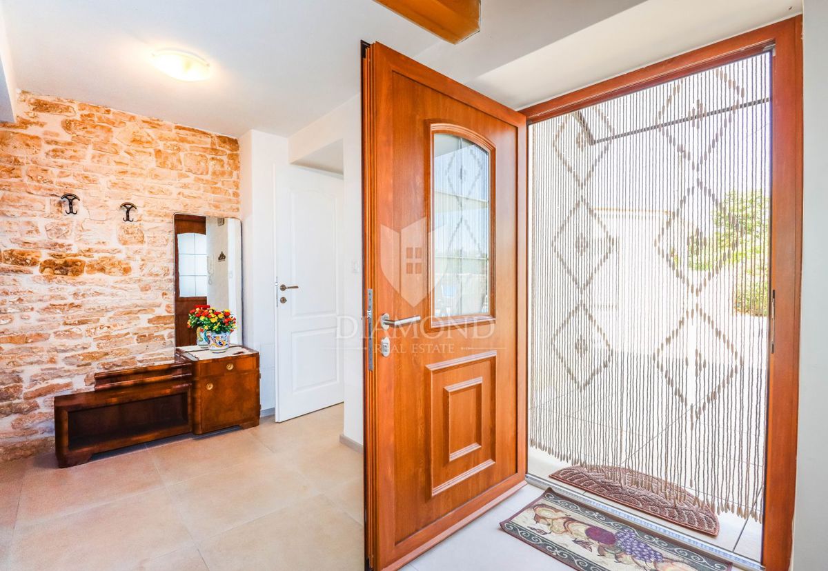 Rovigno, dintorni, casa in pietra con piscina