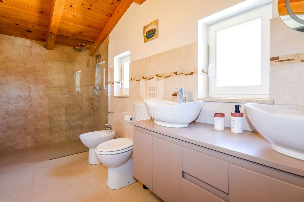 Rovigno, dintorni, casa in pietra con piscina