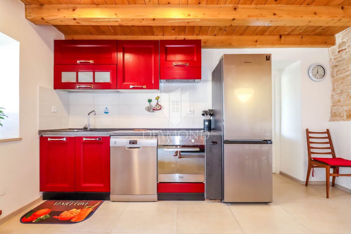 Rovigno, dintorni, casa in pietra con piscina