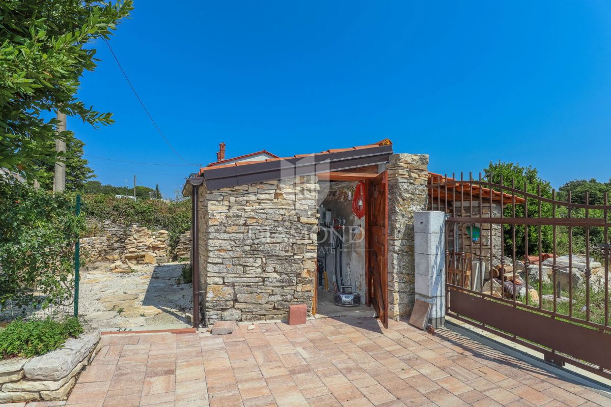 Rovigno, dintorni, casa in pietra con piscina