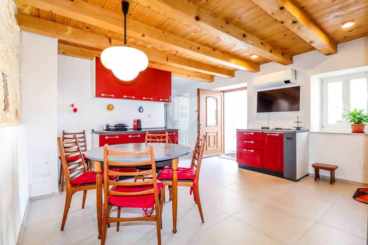 Rovigno, dintorni, casa in pietra con piscina