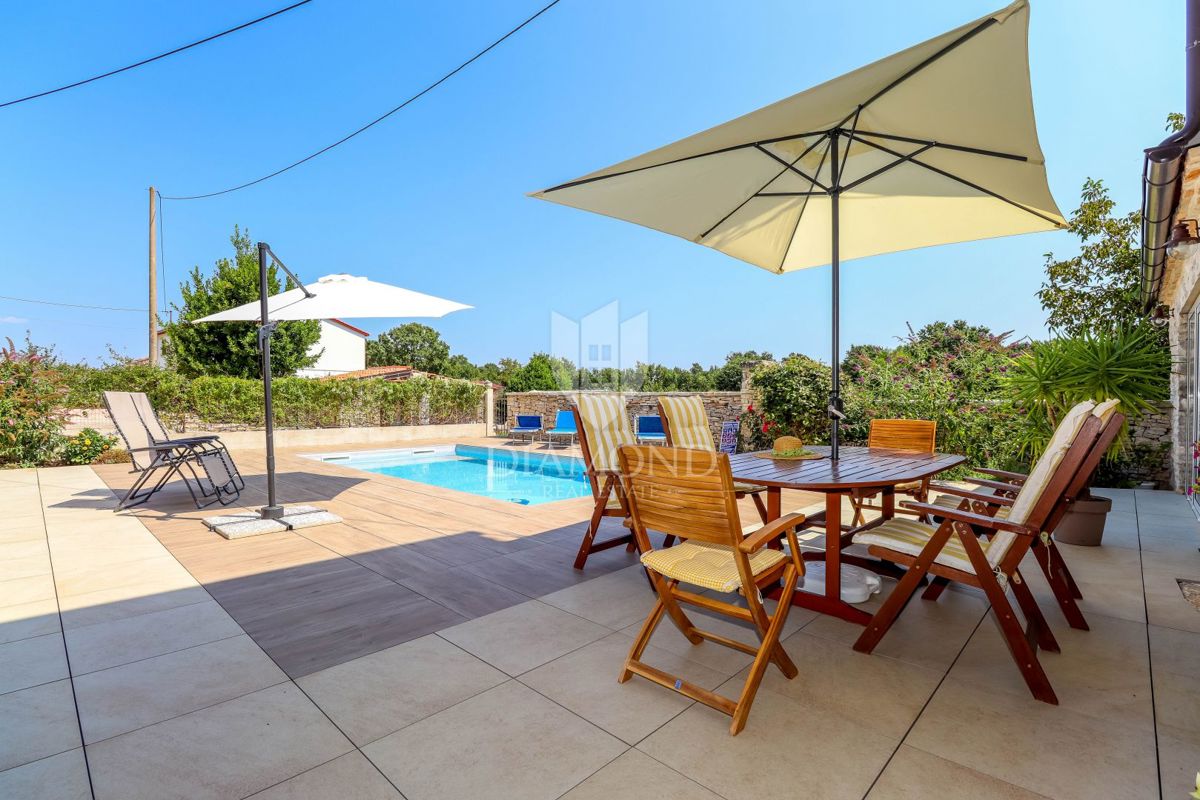 Rovigno, dintorni, casa in pietra con piscina