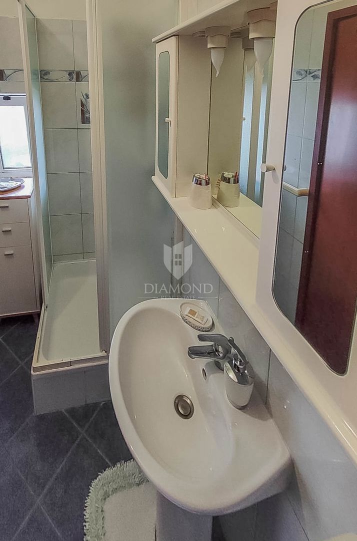 Umago, centro, due appartamenti, 2a fila al mare!