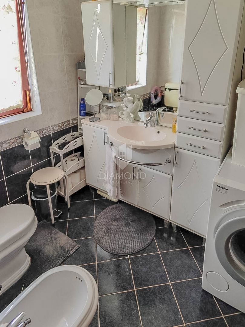 Umago, centro, due appartamenti, 2a fila al mare!