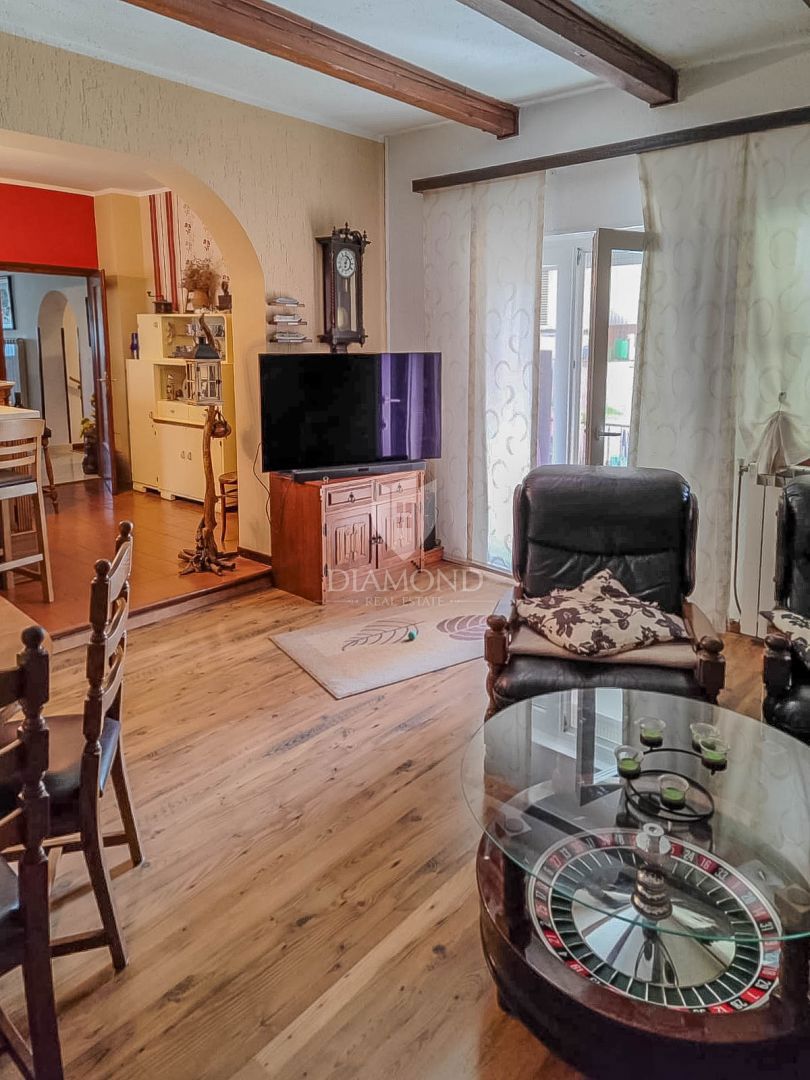 Umago, centro, due appartamenti, 2a fila al mare!