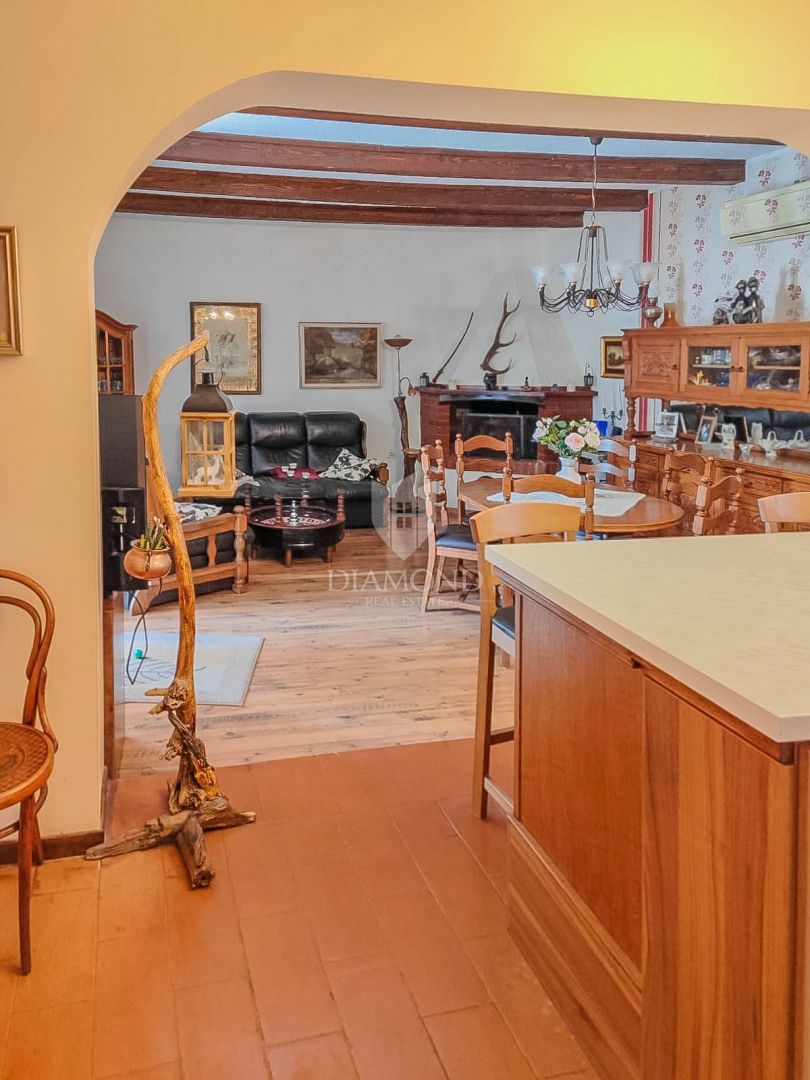 Umago, centro, due appartamenti, 2a fila al mare!