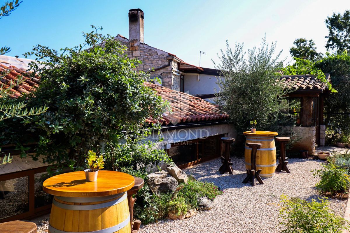 Taverna con attività consolidata, camere e piscina!