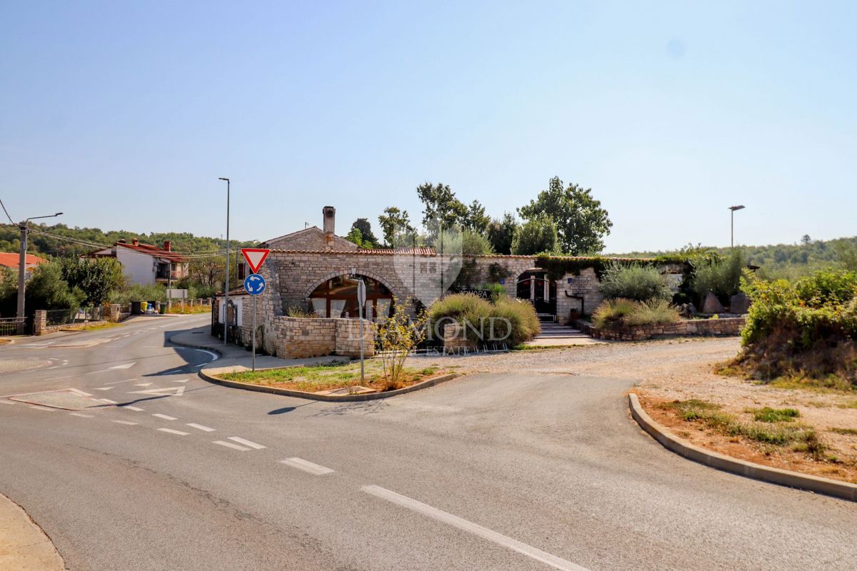 Taverna con attività consolidata, camere e piscina!