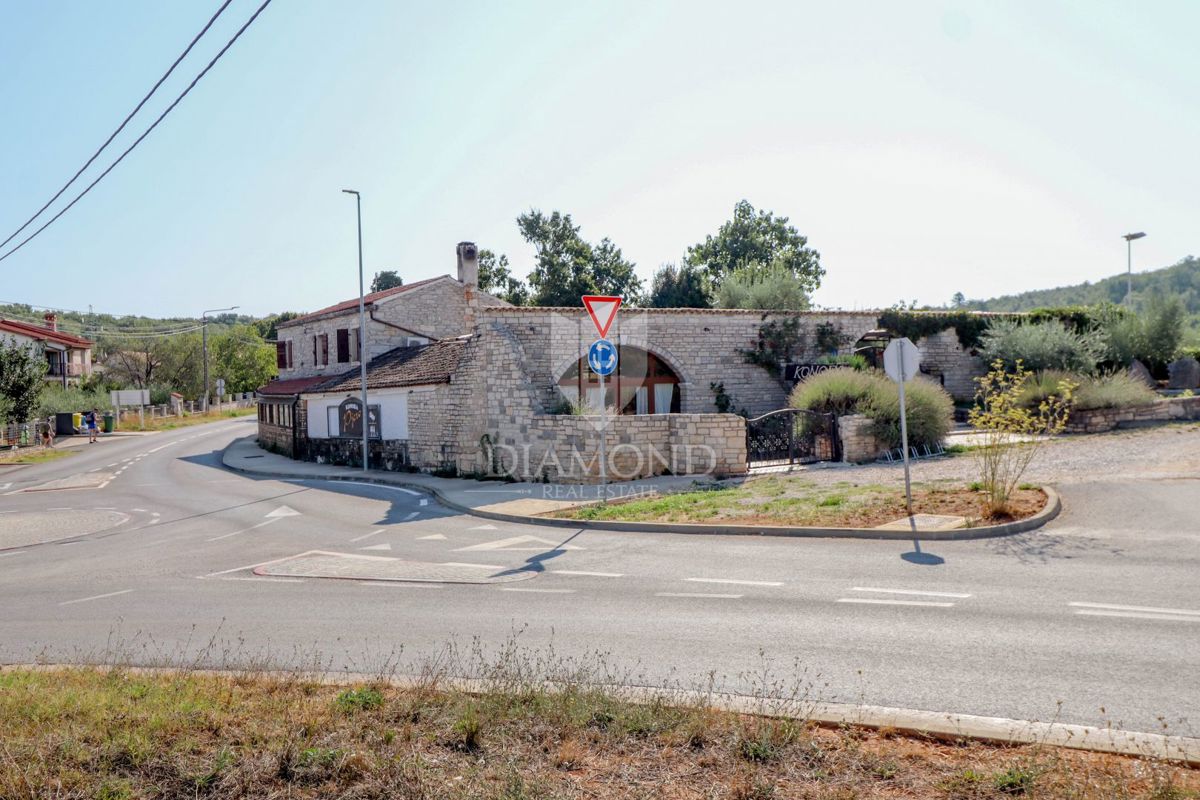 Taverna con attività consolidata, camere e piscina!