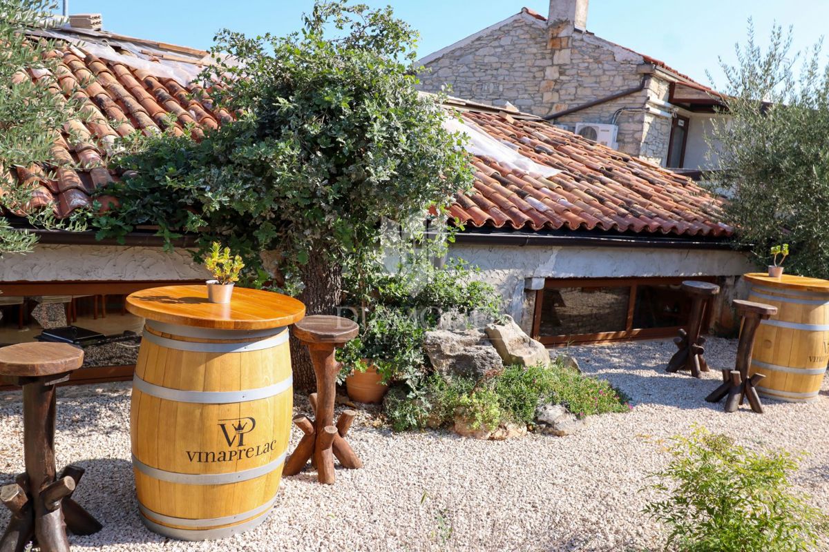 Taverna con attività consolidata, camere e piscina!