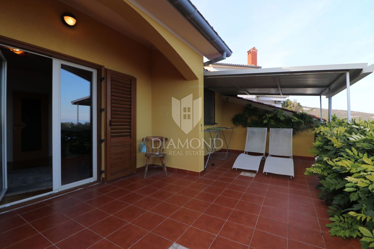 Labin, dintorni, casa in una posizione privilegiata con una meravigliosa vista sul mare