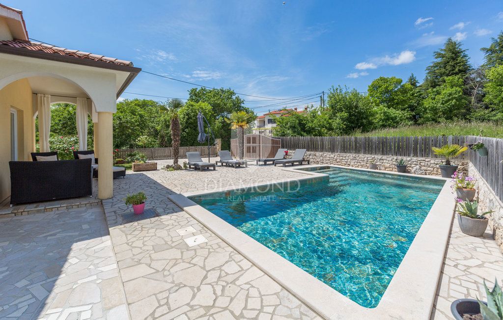 Una casa molto bella con piscina a Labin