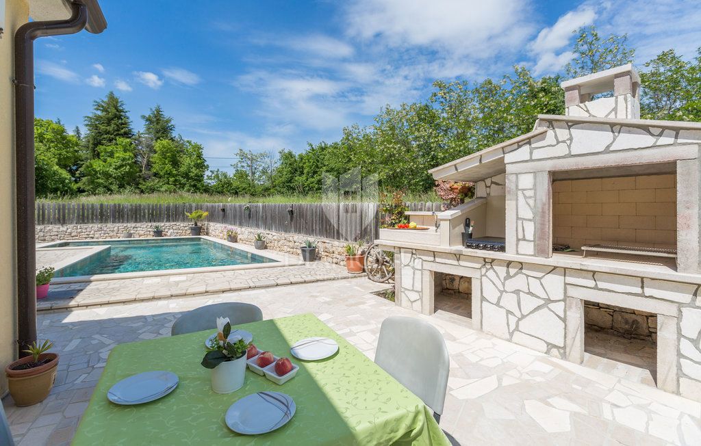 Una casa molto bella con piscina a Labin