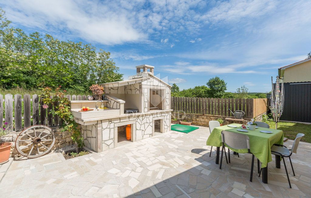 Una casa molto bella con piscina a Labin