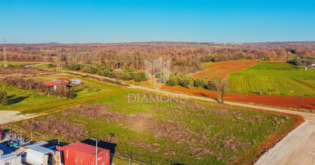 Parenzo, dintorni! Terreno per la costruzione di un condominio!