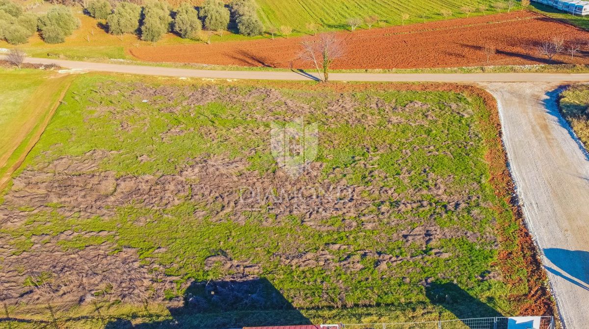 Parenzo, dintorni! Terreno per la costruzione di un condominio!