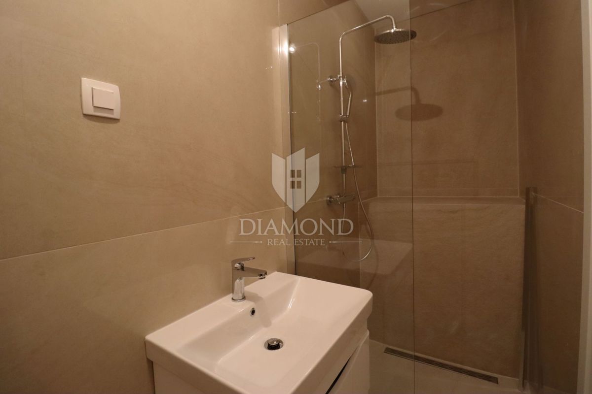 Poreč, dintorni, casa con due appartamenti e vista panoramica sul mare