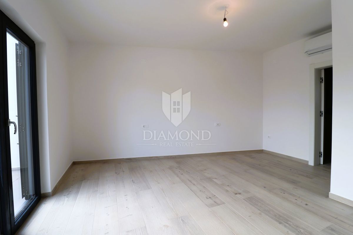 Poreč, dintorni, casa con due appartamenti e vista panoramica sul mare