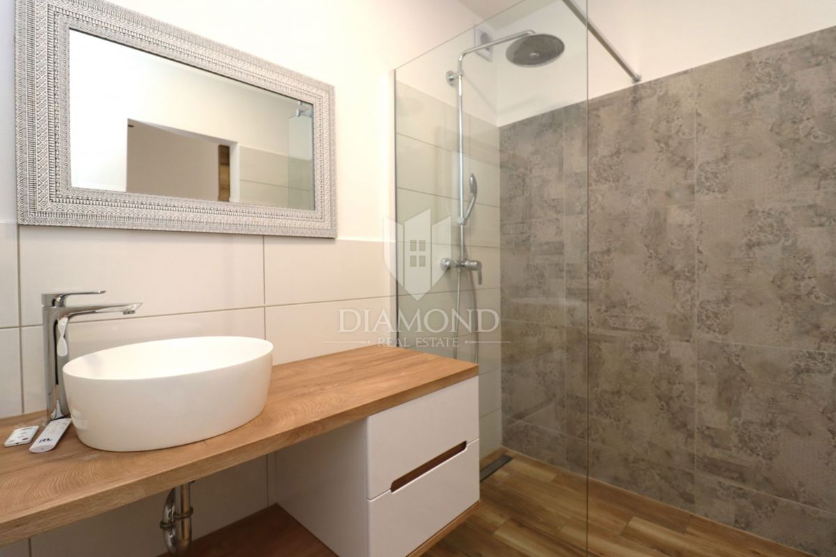 Poreč, dintorni, casa con due appartamenti e vista panoramica sul mare