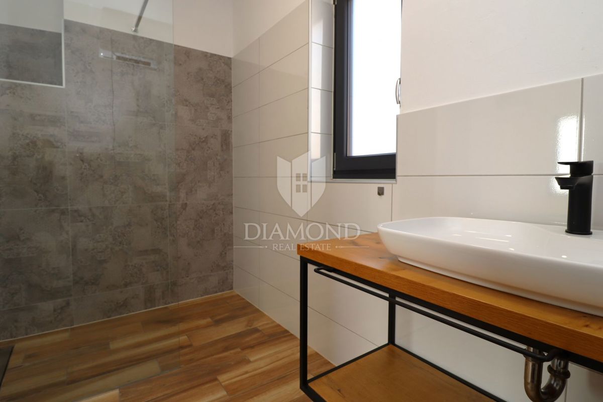 Poreč, dintorni, casa con due appartamenti e vista panoramica sul mare