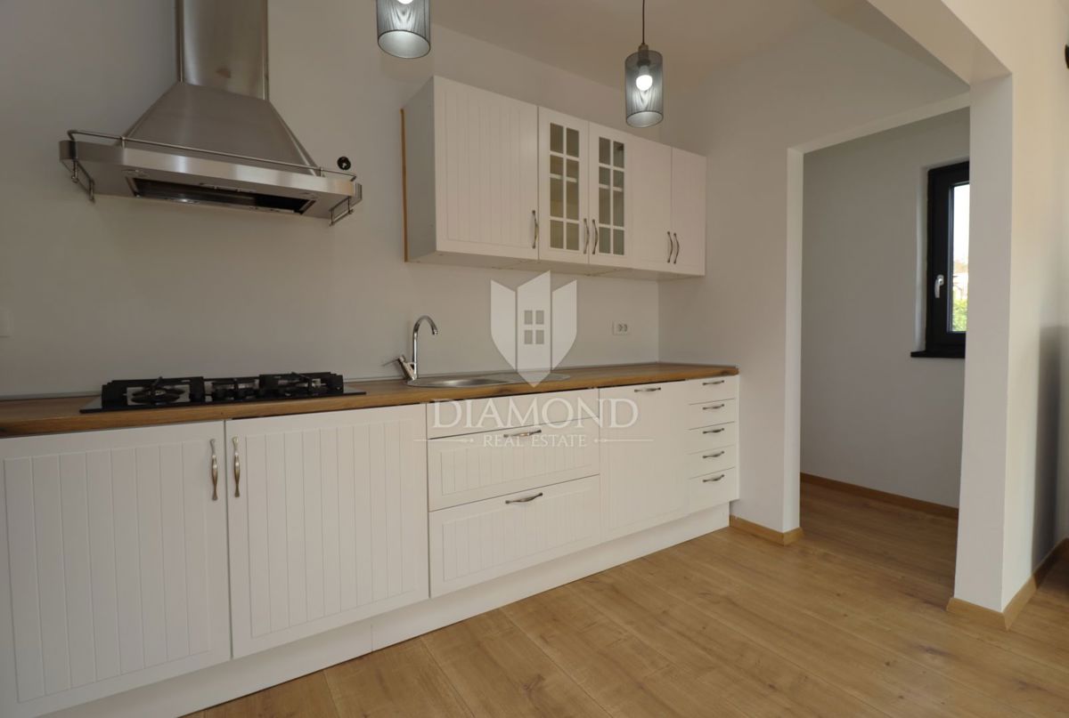 Poreč, dintorni, casa con due appartamenti e vista panoramica sul mare