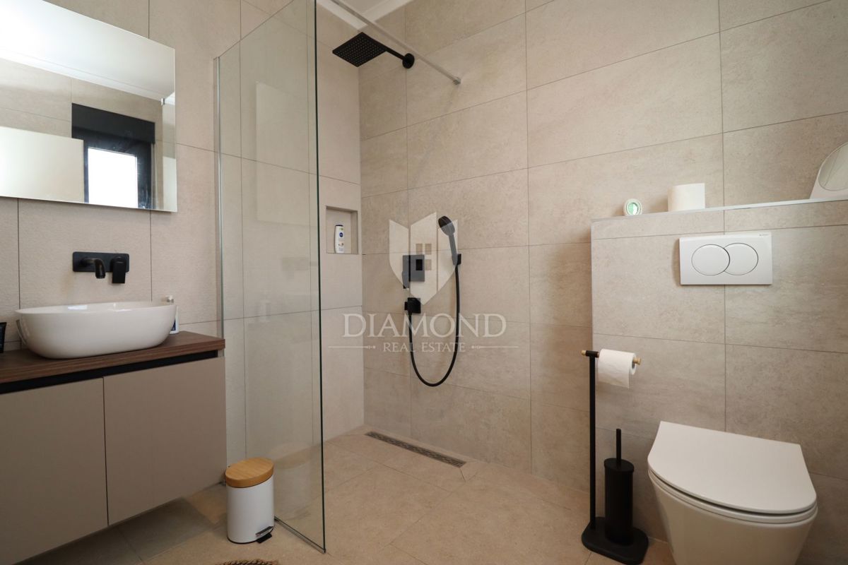 Parenzo, dintorni, casa pianeggiante completamente arredata in una zona tranquilla