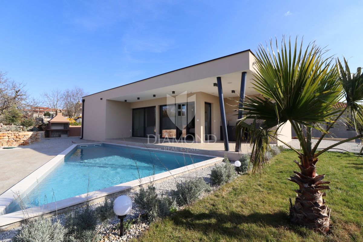 Parenzo, dintorni, casa pianeggiante completamente arredata in una zona tranquilla