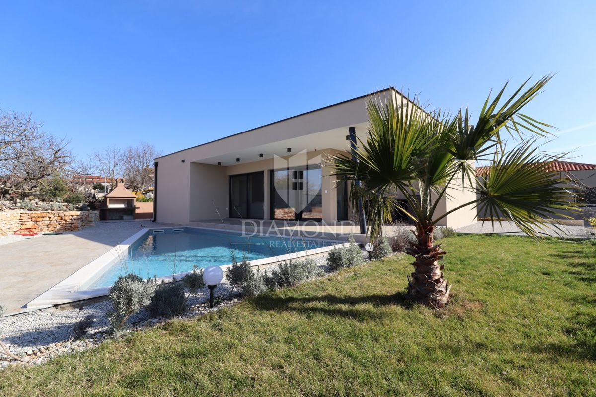 Parenzo, dintorni, casa pianeggiante completamente arredata in una zona tranquilla