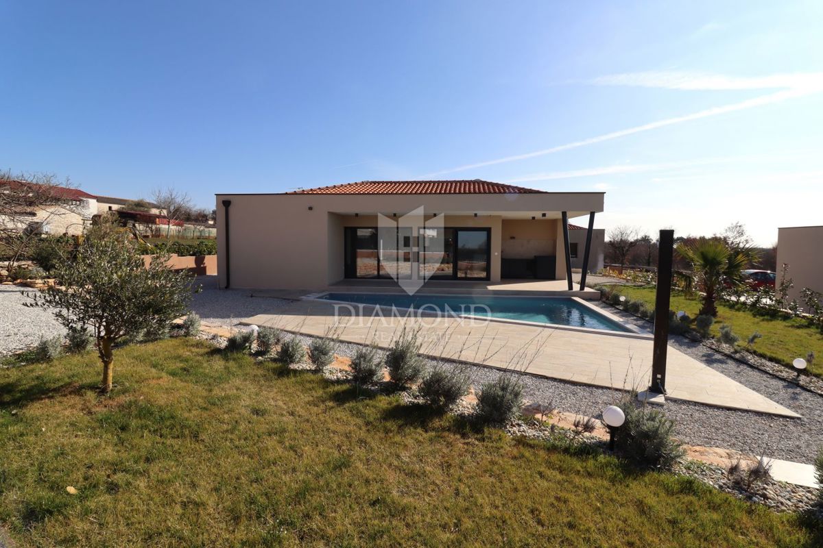 Parenzo, dintorni, casa pianeggiante completamente arredata in una zona tranquilla