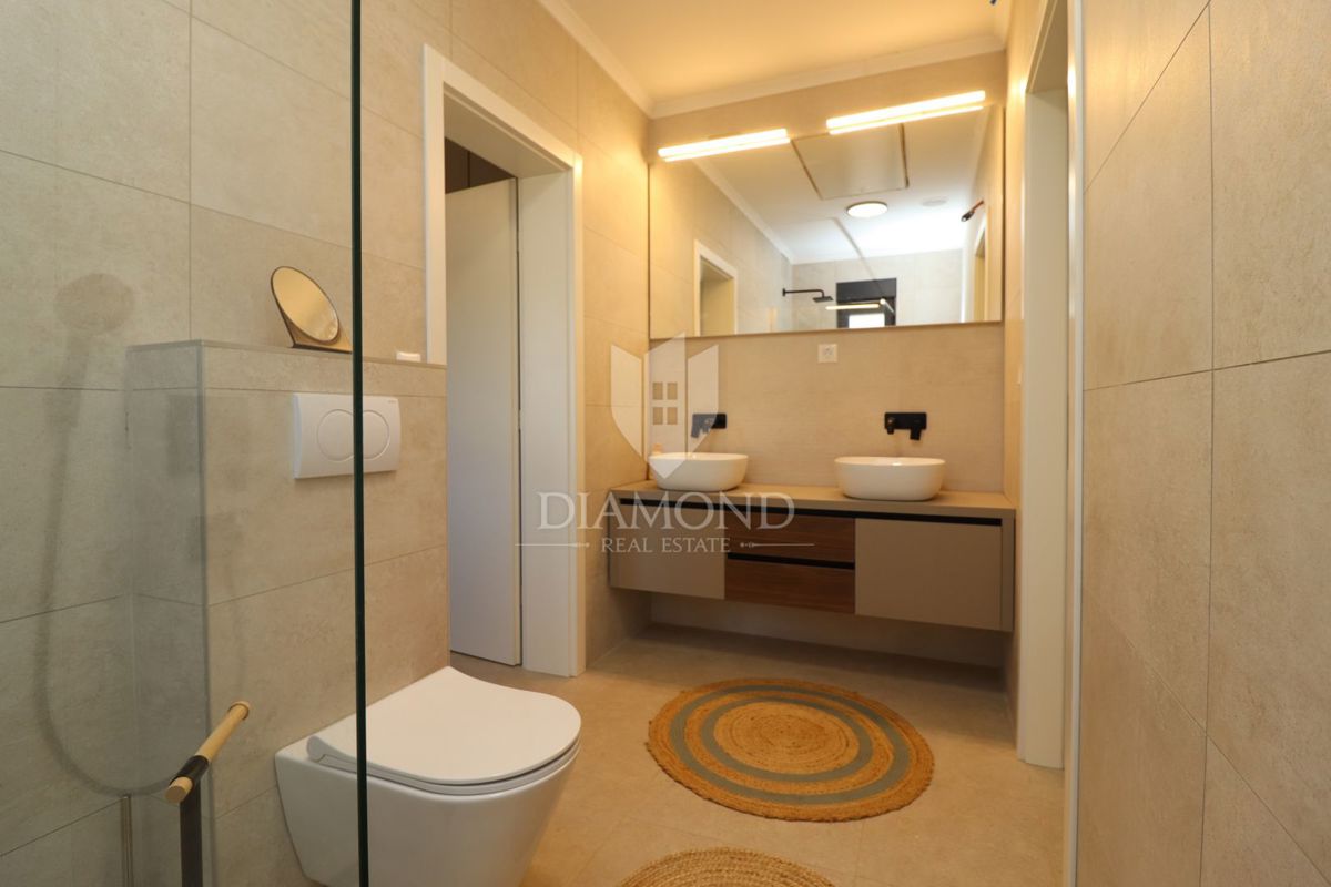 Parenzo, dintorni, casa pianeggiante completamente arredata in una zona tranquilla