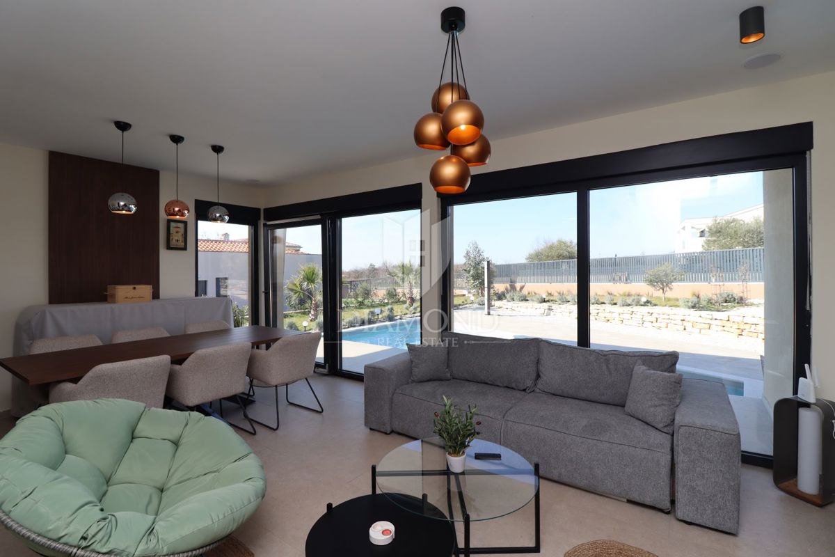 Parenzo, dintorni, casa pianeggiante completamente arredata in una zona tranquilla