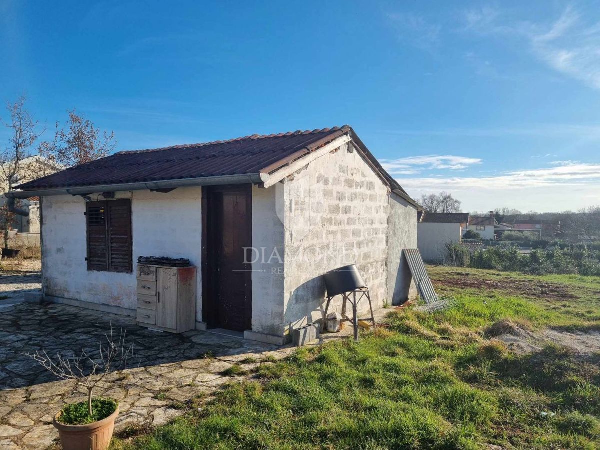 Istria centrale, terreno edificabile con fabbricato ausiliario