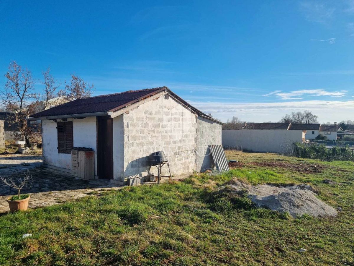 Istria centrale, terreno edificabile con fabbricato ausiliario