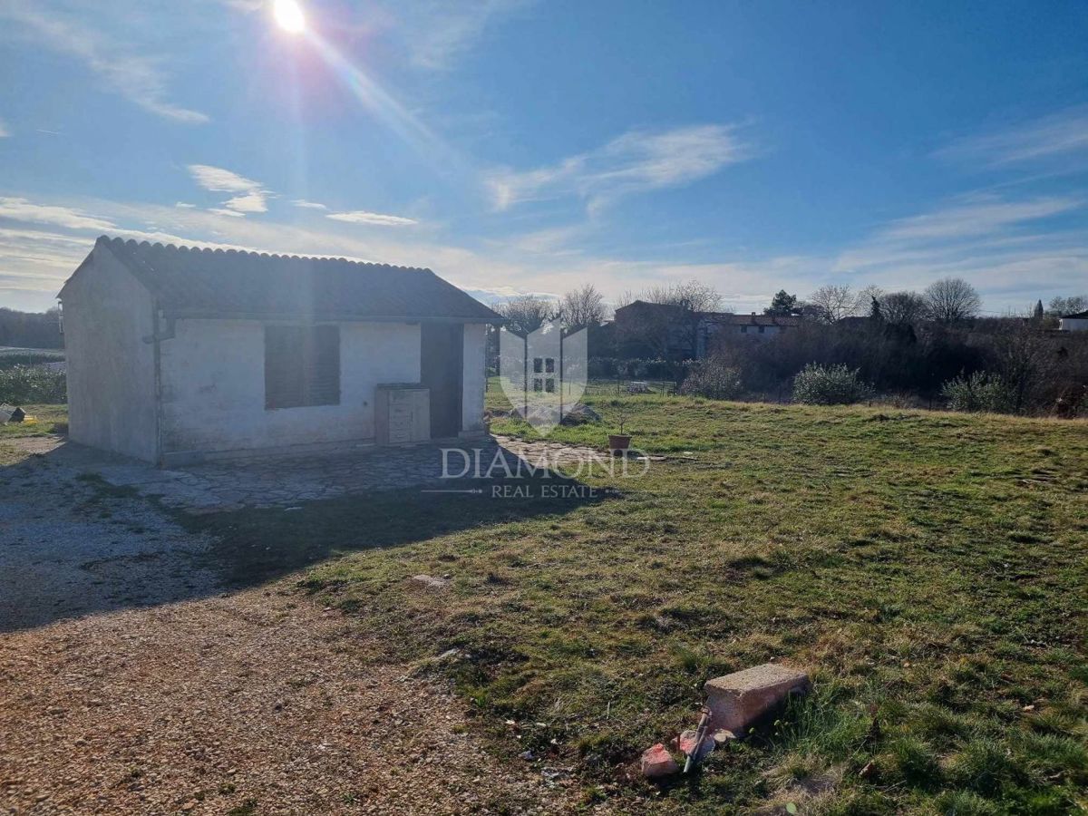 Istria centrale, terreno edificabile con fabbricato ausiliario