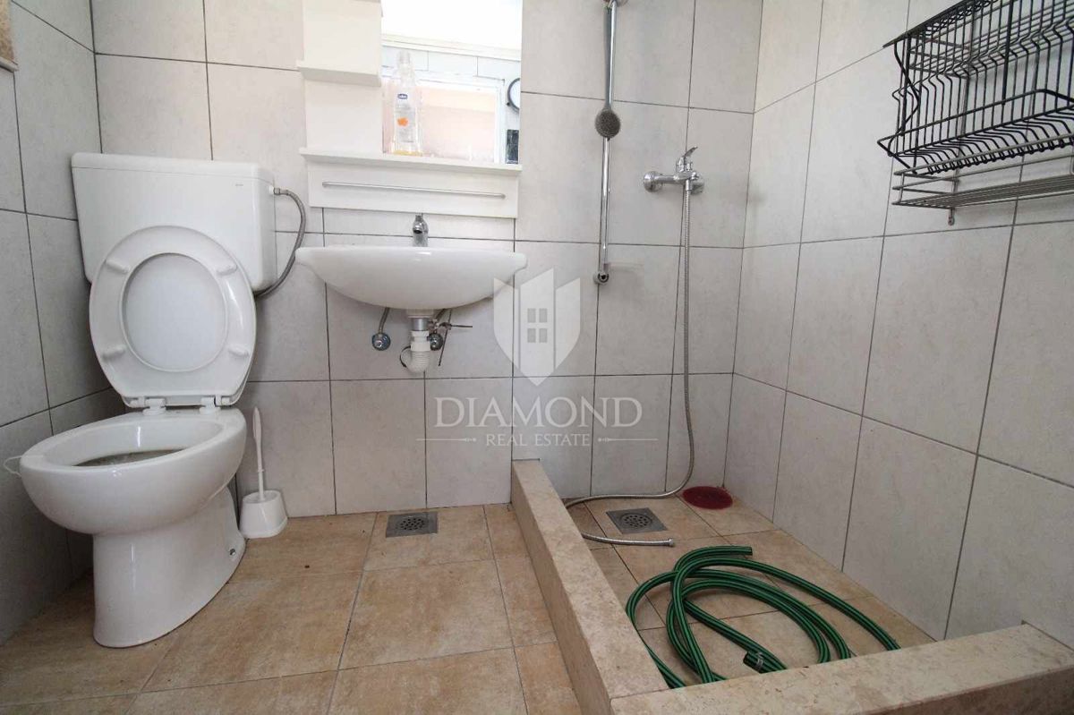 Istria centrale, terreno edificabile con fabbricato ausiliario