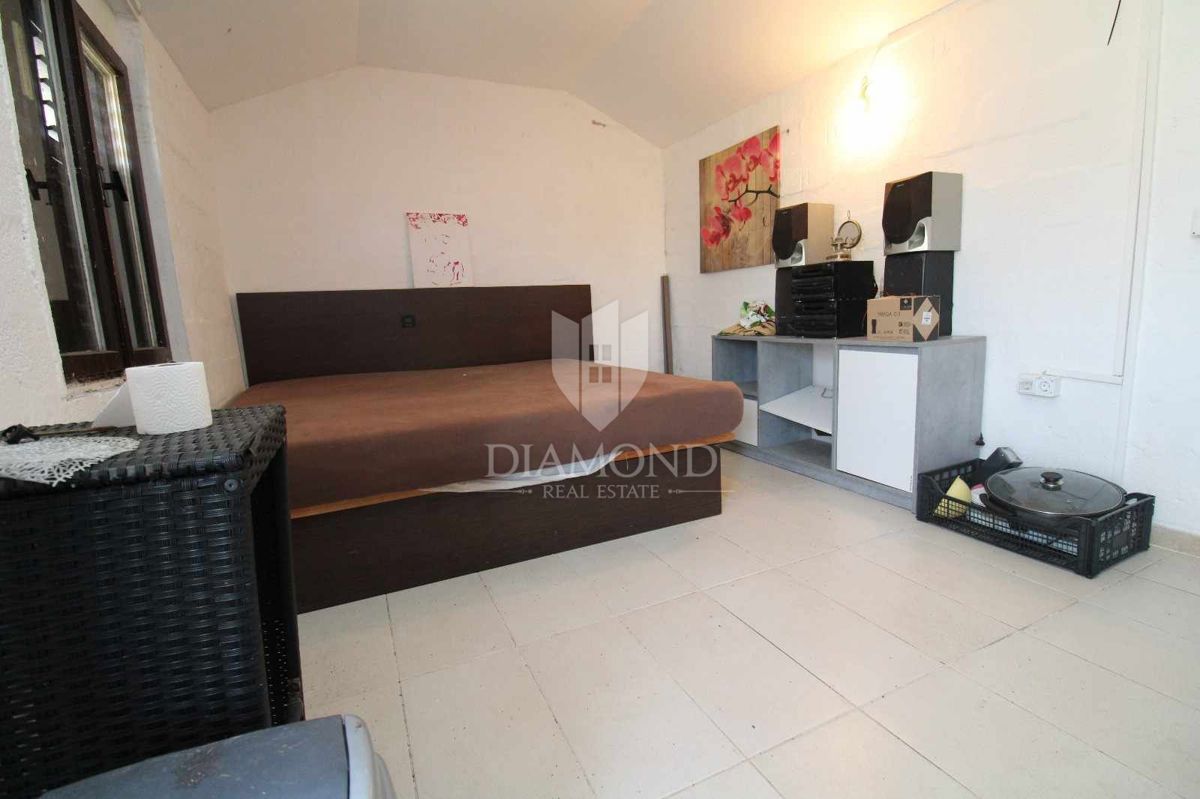 Istria centrale, terreno edificabile con fabbricato ausiliario