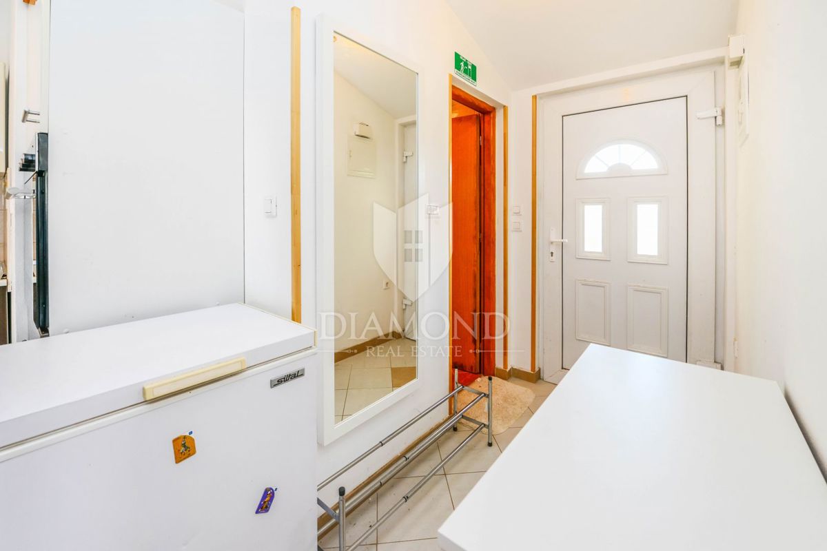 Parenzo, dintorni, casa con tre appartamenti e giardino!