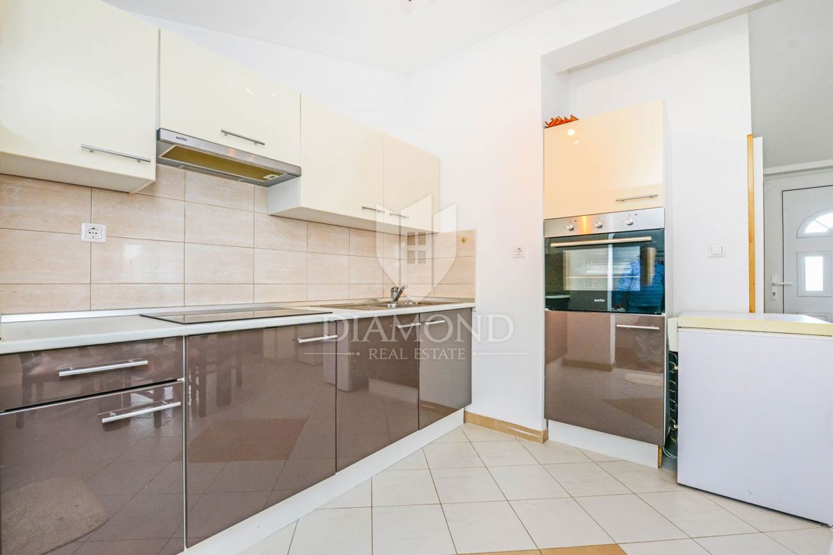 Parenzo, dintorni, casa con tre appartamenti e giardino!