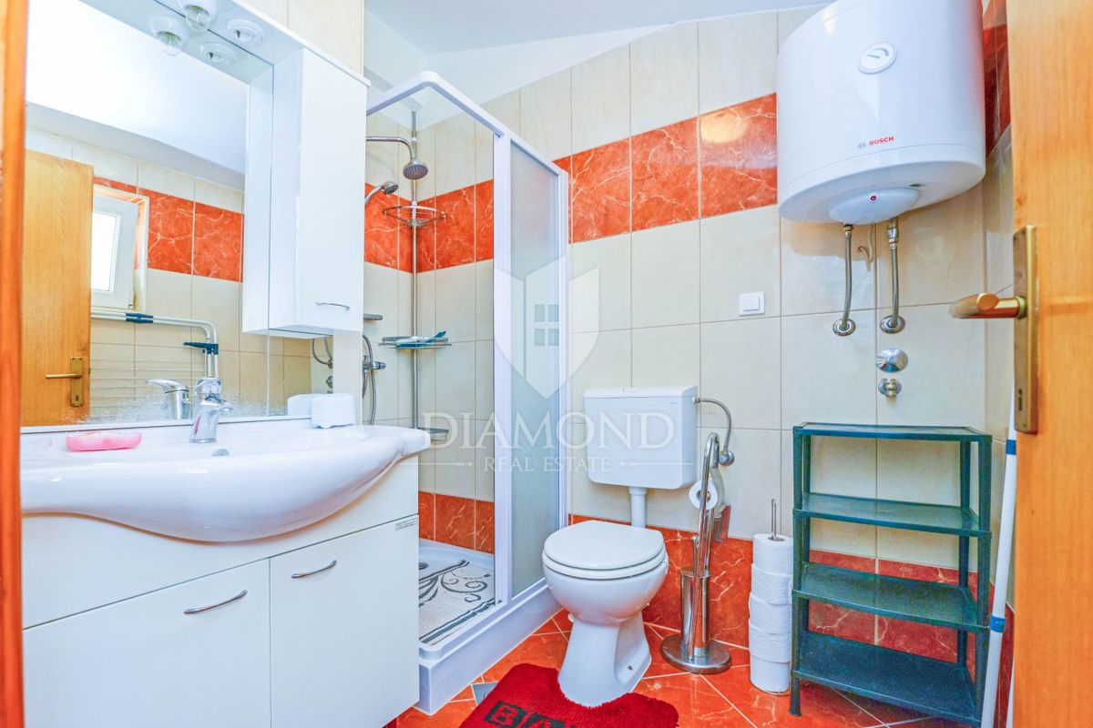 Parenzo, dintorni, casa con tre appartamenti e giardino!