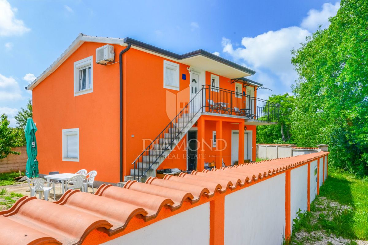 Parenzo, dintorni, casa con tre appartamenti e giardino!