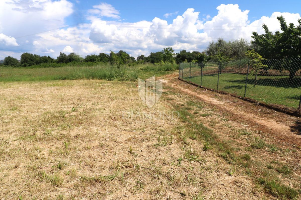 Parenzo, dintorni – Terreno edificabile di 702 m², ideale per una casa familiare
