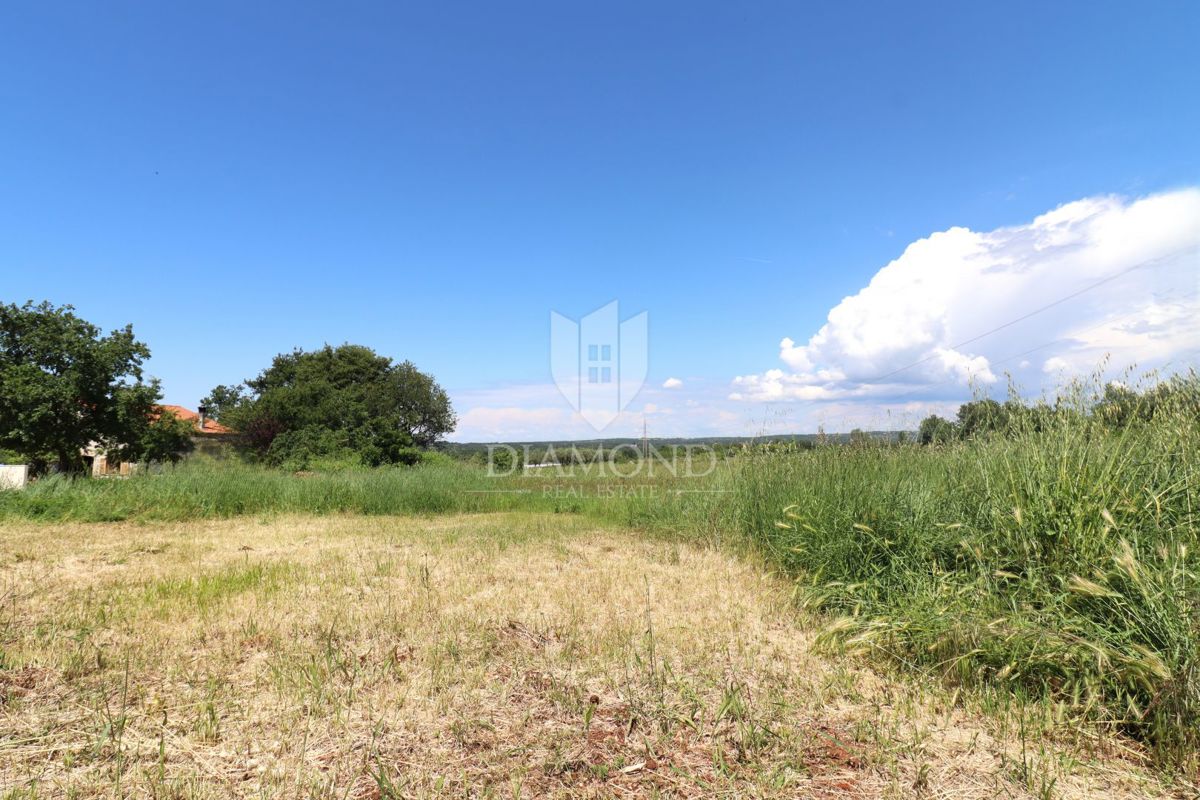 Parenzo, dintorni – Terreno edificabile di 702 m², ideale per una casa familiare