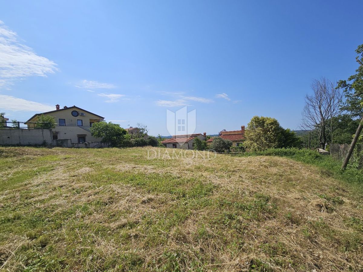 Poreč, dintorni, terreno con vista panoramica pronto per la costruzione!