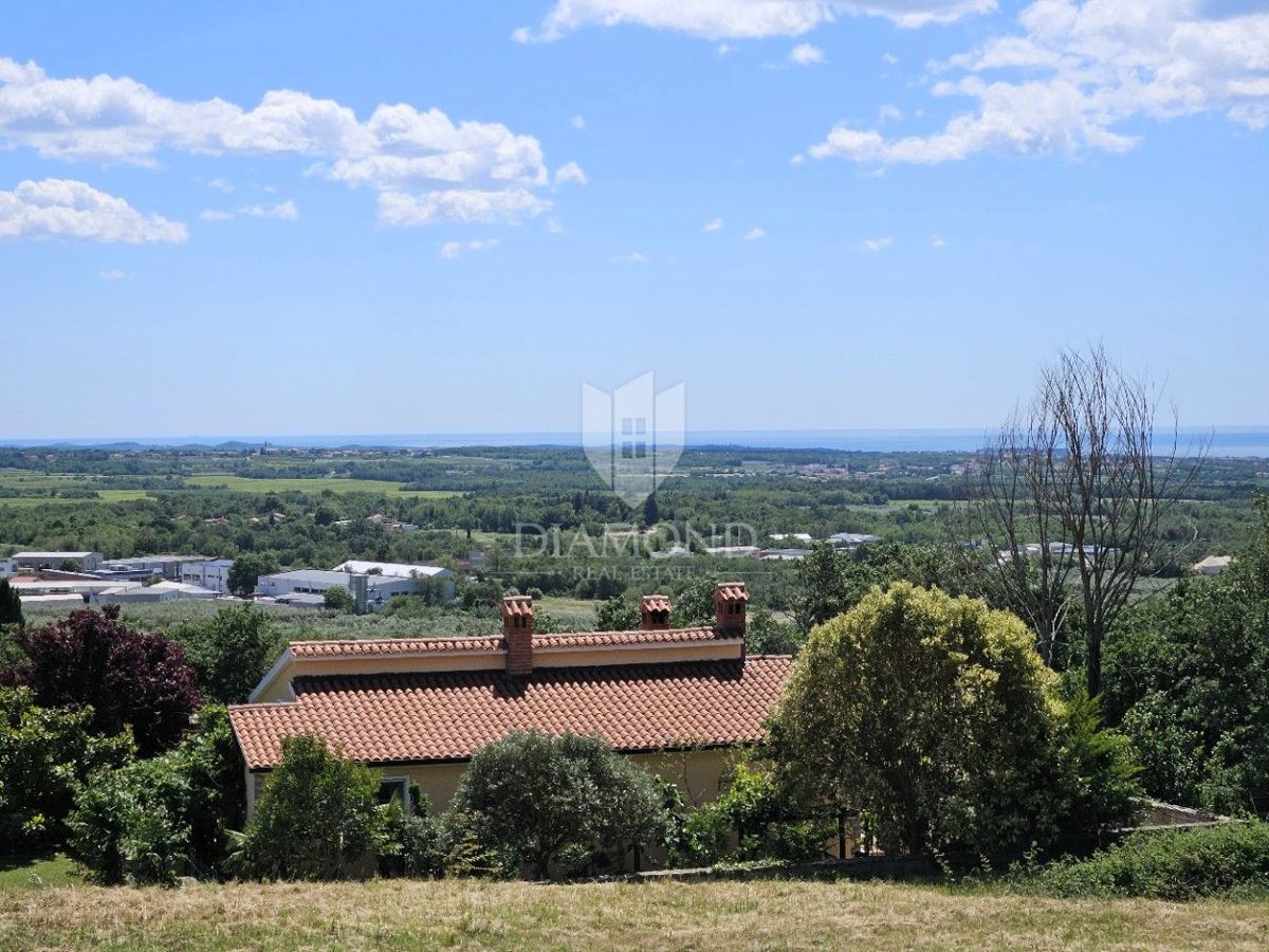 Poreč, dintorni, terreno con vista panoramica pronto per la costruzione!