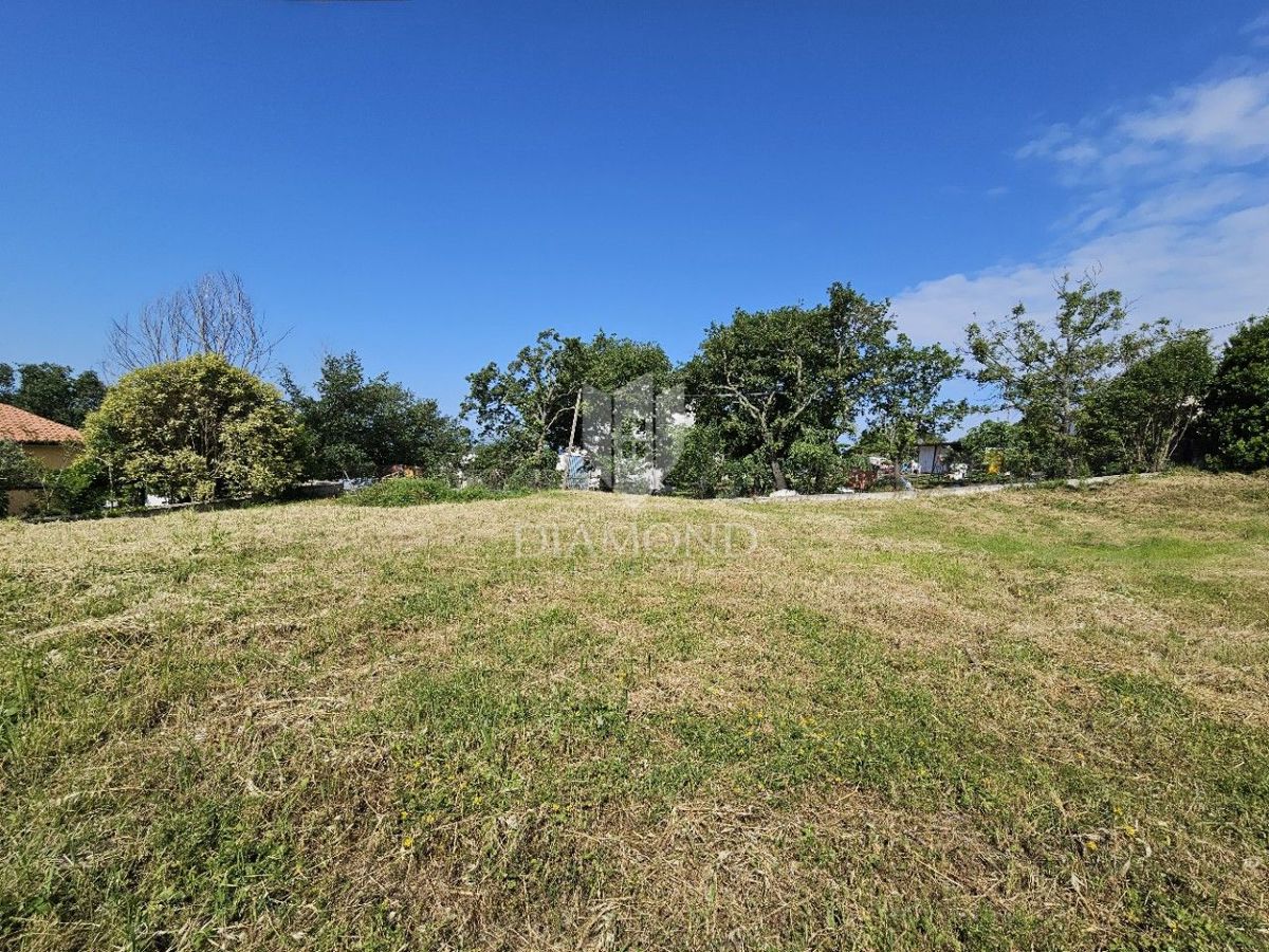 Poreč, dintorni, terreno con vista panoramica pronto per la costruzione!